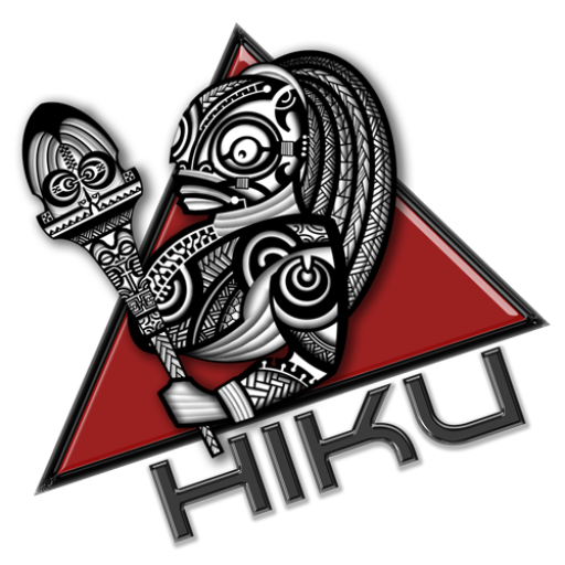 Tiki 3D en motifs patutiki marquisiens tenant un casse-tête traditionnel, avec triangle polynésien en arrière-plan